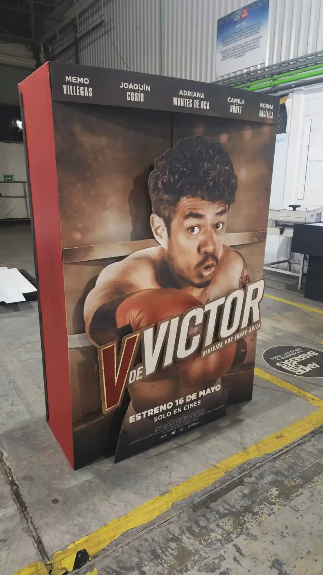 Standee Publicitario para película V de Victor