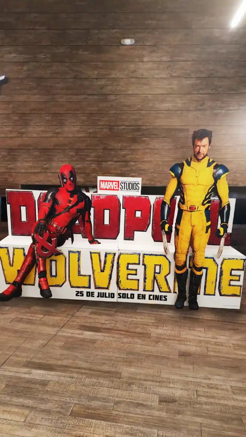 Standee Publicitario para cine de película Deadpool Wolverine