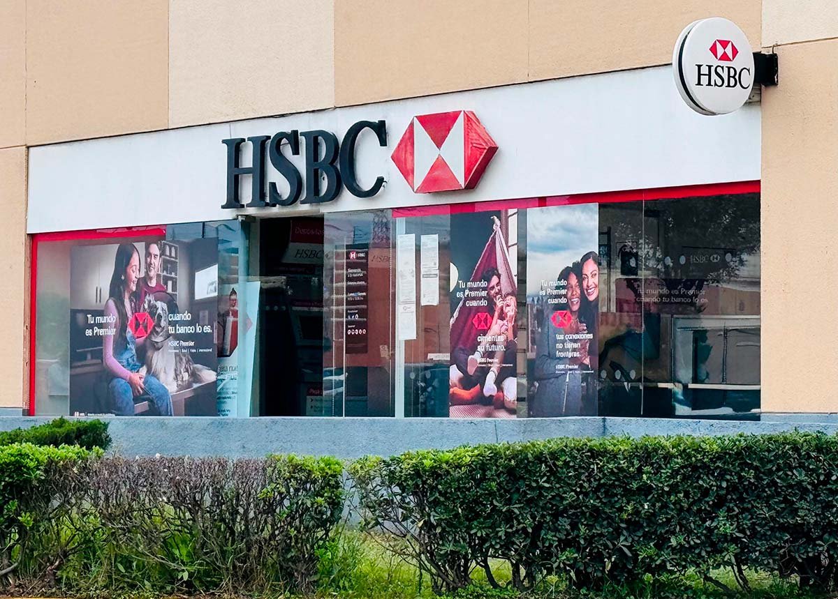 Instalación de viniles impresos en fachada de sucursal HSBC 