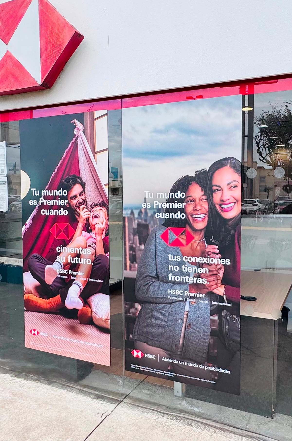 Viniles impresos exhiben programa Tu mundo es Premier de banco HSBC